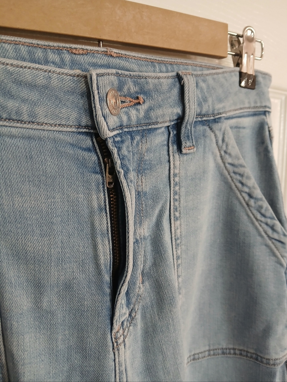 American Eagle Super High Rise Light Wash Blue Baggy Wide-Leg Cargo Jeans - Picture 5 of 14